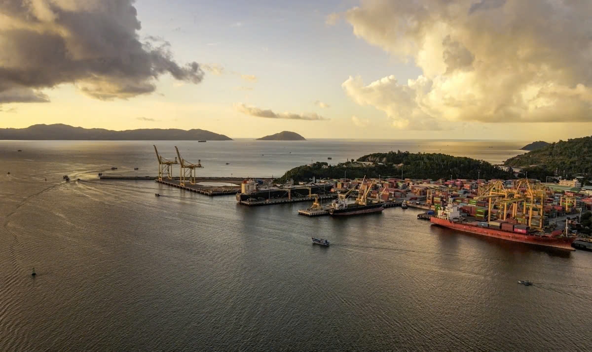 Da Nang Port welcomes first container ships in Year of the Snake 2025